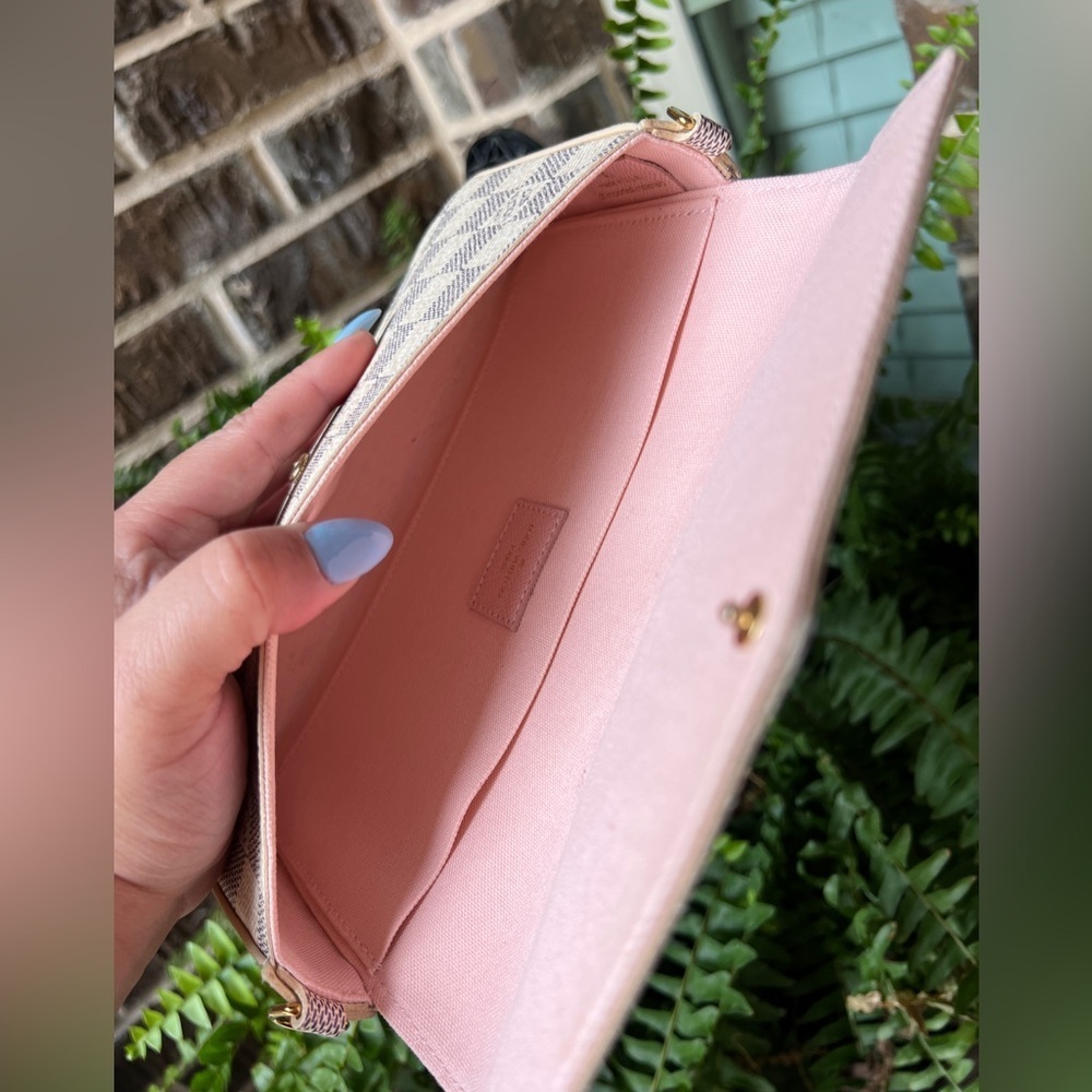 $1200 🅿️🅿️ - Authentic Louis Vuitton Felicie - Picture 6 of 7